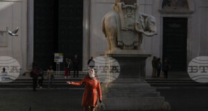 Една от бивните на статуя на Бернини в Рим е счупена по неизвестни засега причини