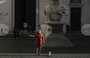 Една от бивните на статуя на Бернини в Рим е счупена по неизвестни засега причини