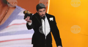 Бед Бъни влезе в историята с „Грами“ за албум на годината