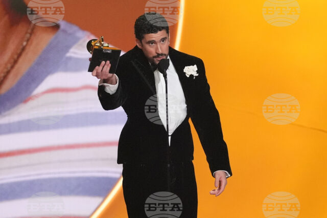 За първи път в историята: Испаноезичен албум печели „Грами“ за Бед Бъни влезе в историята с „Грами“ за албум на годината