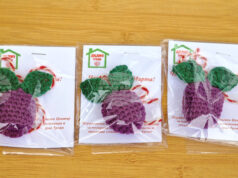 Занаятчии, търговци и представители на социални услуги участват в базар за мартеници в Троян