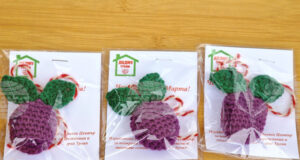 Занаятчии, търговци и представители на социални услуги участват в базар за мартеници в Троян