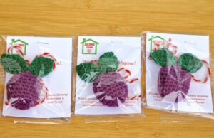 Занаятчии, търговци и представители на социални услуги участват в базар за мартеници в Троян