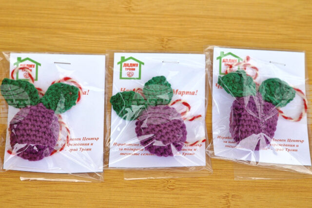 Занаятчии, търговци и представители на социални услуги участват в базар за мартеници в Троян