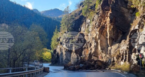 Заради паднала скална маса движението по пътя Симитли - Кресна се осъществява двупосочно в една лента