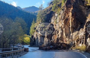 Заради паднала скална маса движението по пътя Симитли - Кресна се осъществява двупосочно в една лента