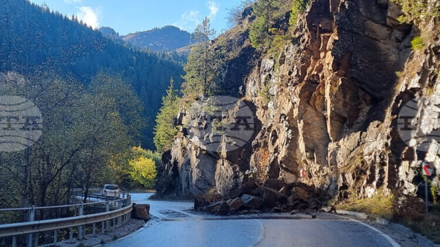 Заради паднала скална маса движението по пътя Симитли - Кресна се осъществява двупосочно в една лента