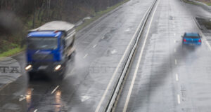 Затворен за леки автомобили е пътят към бургаския квартал "Долно Езерово"