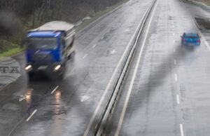 Затворен за леки автомобили е пътят към бургаския квартал "Долно Езерово"