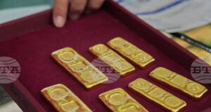 Златото поевтинява леко при слаба търговия и реализиране на печалби