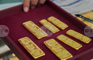 Златото поевтинява леко при слаба търговия и реализиране на печалби