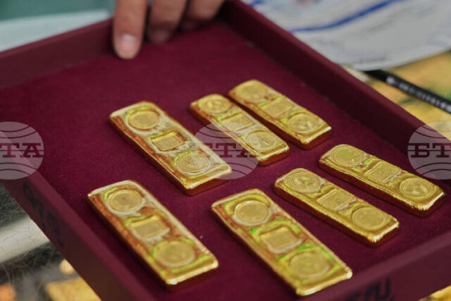 Златото поевтинява леко при слаба търговия и реализиране на печалби