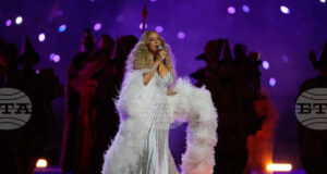 Изпълнението на Марая Кери на откриването на Олимпиадата в Милано получи овации, но и породи много въпроси