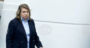 Борислав Гуцанов трябва да се консултира с ръководството на БСП, ако му предложат да остане в служебния кабинет, каза Наталия Киселова