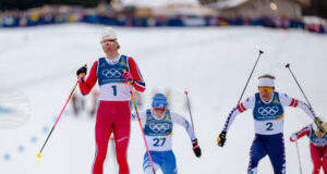 Йоханес Клаебо спечели олимпийската титла в спринта на 1.6 километра от турнира по ски бягане, норвежецът е само на една от абсолютния рекорд