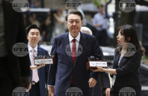 Бившият южнокорейски президент Юн Сук-йол пристига в съдебна зала в столицата Сеул, 9 юли 2025 г.