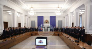 Служебното правителство с премиер Андрей Гюров при встъпването си в длъжност