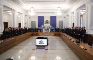 Служебното правителство с премиер Андрей Гюров при встъпването си в длъжност