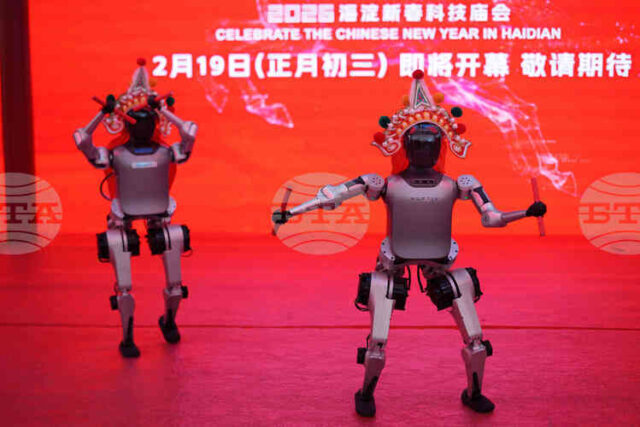 Китай посрещна годината на Коня с голяма гала и роботи