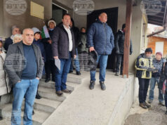 Село Бистрица (17 февруари 2026) Кметове от страната се събраха пред кметството в Бистрица в подкрепа на кмета Самуил Попов