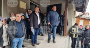 Село Бистрица (17 февруари 2026) Кметове от страната се събраха пред кметството в Бистрица в подкрепа на кмета Самуил Попов