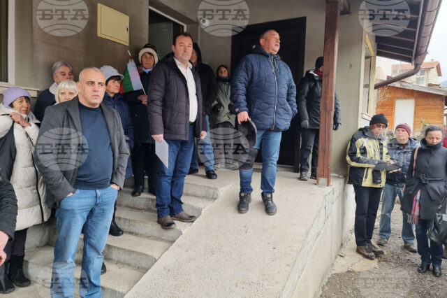 Село Бистрица (17 февруари 2026) Кметове от страната се събраха пред кметството в Бистрица в подкрепа на кмета Самуил Попов
