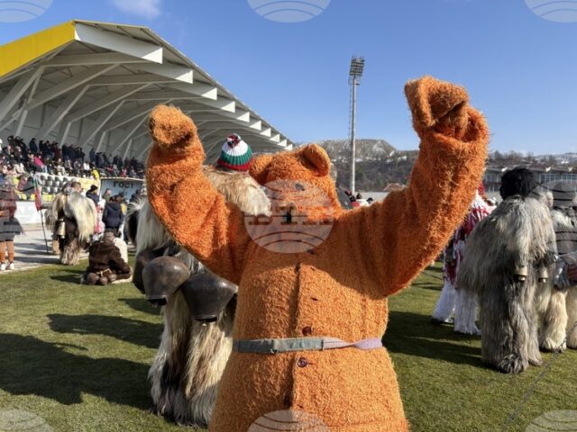 Кукери от цялата страна участват в празник за Сирни заговезни в град Костенец