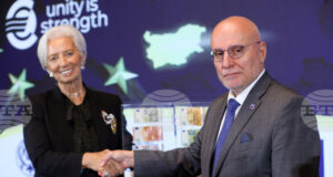 Лагард приветства управителя на БНБ Димитър Радев на първото му заседание по паричната политика на ЕЦБ