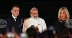 Макрон и съпругата му посетиха индийски храм в края на визитата си в Индия