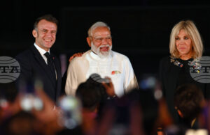 Макрон и съпругата му посетиха индийски храм в края на визитата си в Индия