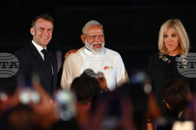 Макрон и съпругата му посетиха индийски храм в края на визитата си в Индия