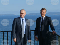 Руският президент Владимир Путин (вляво) и френският му колега Еманюел Макрон на среща в Южна Франция, 19 август 2019 г.