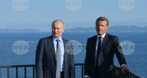 Руският президент Владимир Путин (вляво) и френският му колега Еманюел Макрон на среща в Южна Франция, 19 август 2019 г.