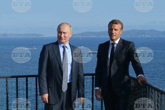 Руският президент Владимир Путин (вляво) и френският му колега Еманюел Макрон на среща в Южна Франция, 19 август 2019 г.
