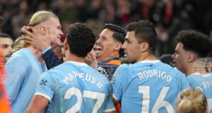 Манчестър Сити направи драматичен обрат срещу Ливърпул в края на мача и продължава да преследва лидера Арсенал