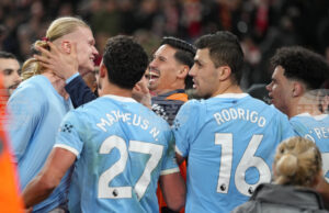 Манчестър Сити направи драматичен обрат срещу Ливърпул в края на мача и продължава да преследва лидера Арсенал