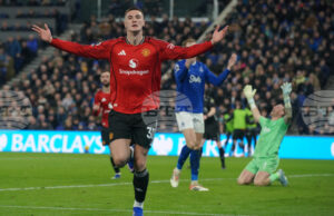 Манчестър Юнайтед продължи на десет мача серията си без загуба във Висшата лига