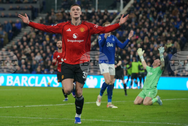 Манчестър Юнайтед продължи на десет мача серията си без загуба във Висшата лига