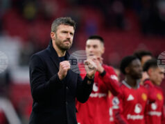 Мениджърът на Манчестър Юнайтед Майкъл Карик се надява да помогне за подстригването на известен фен на отбора