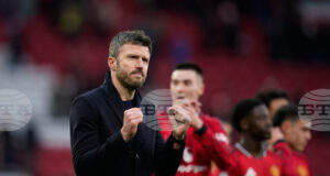 Мениджърът на Манчестър Юнайтед Майкъл Карик се надява да помогне за подстригването на известен фен на отбора