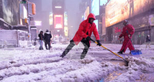 Милиони хора в североизточната част на САЩ бяха блокирани по домовете си заради обилни снеговалежи