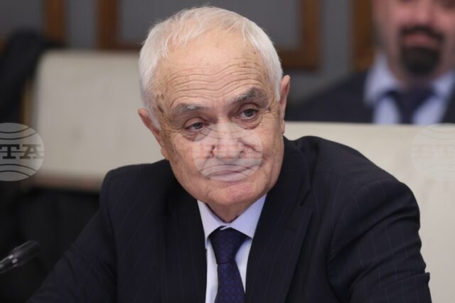 Модернизацията на Българската армия не е спряла, но в удължения бюджет няма средства за заплащане на текущите проекти, каза Атанас Запрянов