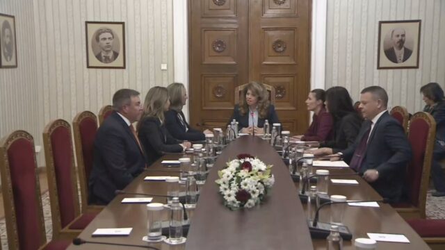 Представители на ГЕРБ-СДС пристигнаха на „Дондуков“ 2 за консултации с президента Илияна Йотова