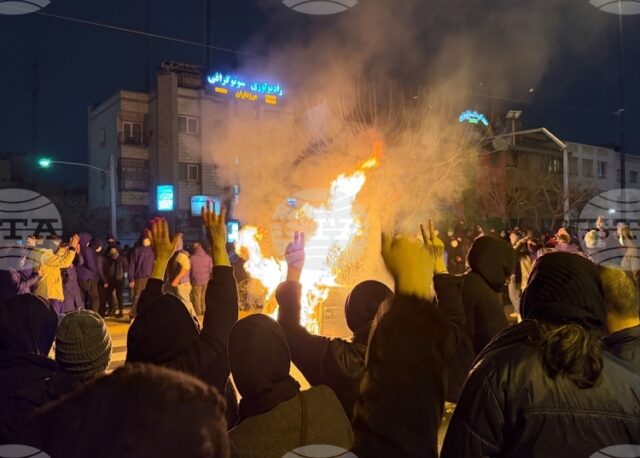 Най-малко 30 души в Иран са застрашени от смъртно наказание заради участието си в масовите протести против властта, казва "Амнести интернешънъл"