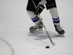 Националният отбор на България отстъпи пред Румъния в първия си мач от световното първенство по хокей на лед за жени в Дивизия III, група "А"