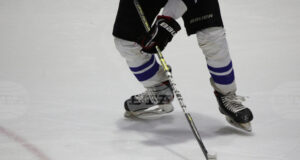 Националният отбор на България отстъпи пред Румъния в първия си мач от световното първенство по хокей на лед за жени в Дивизия III, група "А"