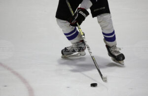 Националният отбор на България отстъпи пред Румъния в първия си мач от световното първенство по хокей на лед за жени в Дивизия III, група "А"