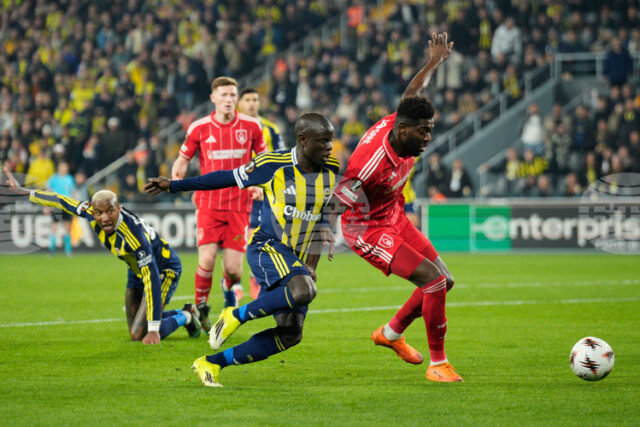 Нотингам Форест и белгийският Гент с убедителни победи като гости Нотингам Форест и белгийският Гент с убедителни победи като гости в Лига Европа, Селта надви ПАОК без Десподов