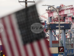 ОБЗОР
                                                                                                Световните лидери и бизнеси реагират предпазливо след решението на Върховния съд на САЩ за митата на Тръмп