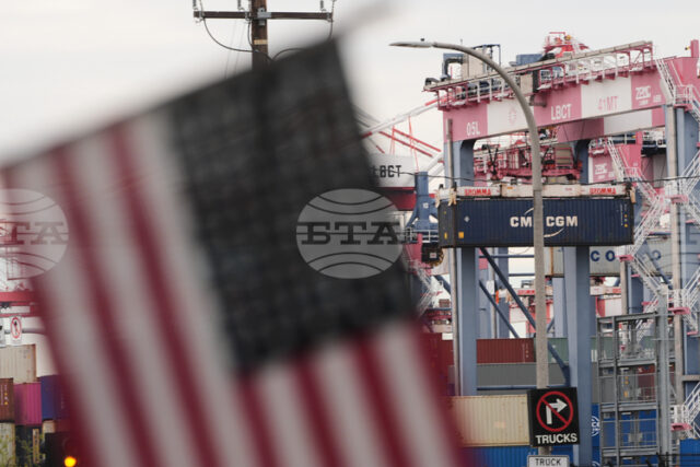 ОБЗОР
                                                                                                Световните лидери и бизнеси реагират предпазливо след решението на Върховния съд на САЩ за митата на Тръмп